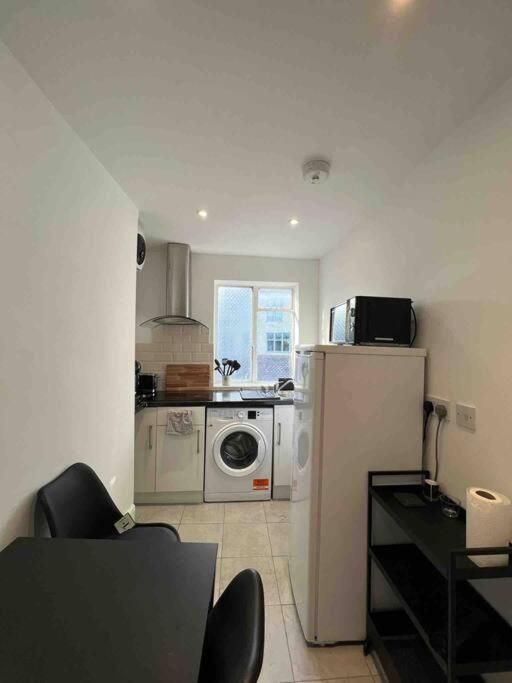 Fully Equipped 2 Bed Flat On Old Compton St! Apartment Лондон Екстериор снимка