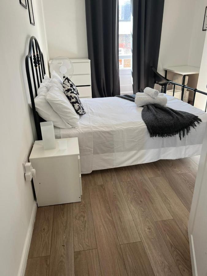 Fully Equipped 2 Bed Flat On Old Compton St! Apartment Лондон Екстериор снимка