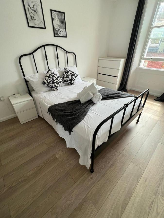 Fully Equipped 2 Bed Flat On Old Compton St! Apartment Лондон Екстериор снимка