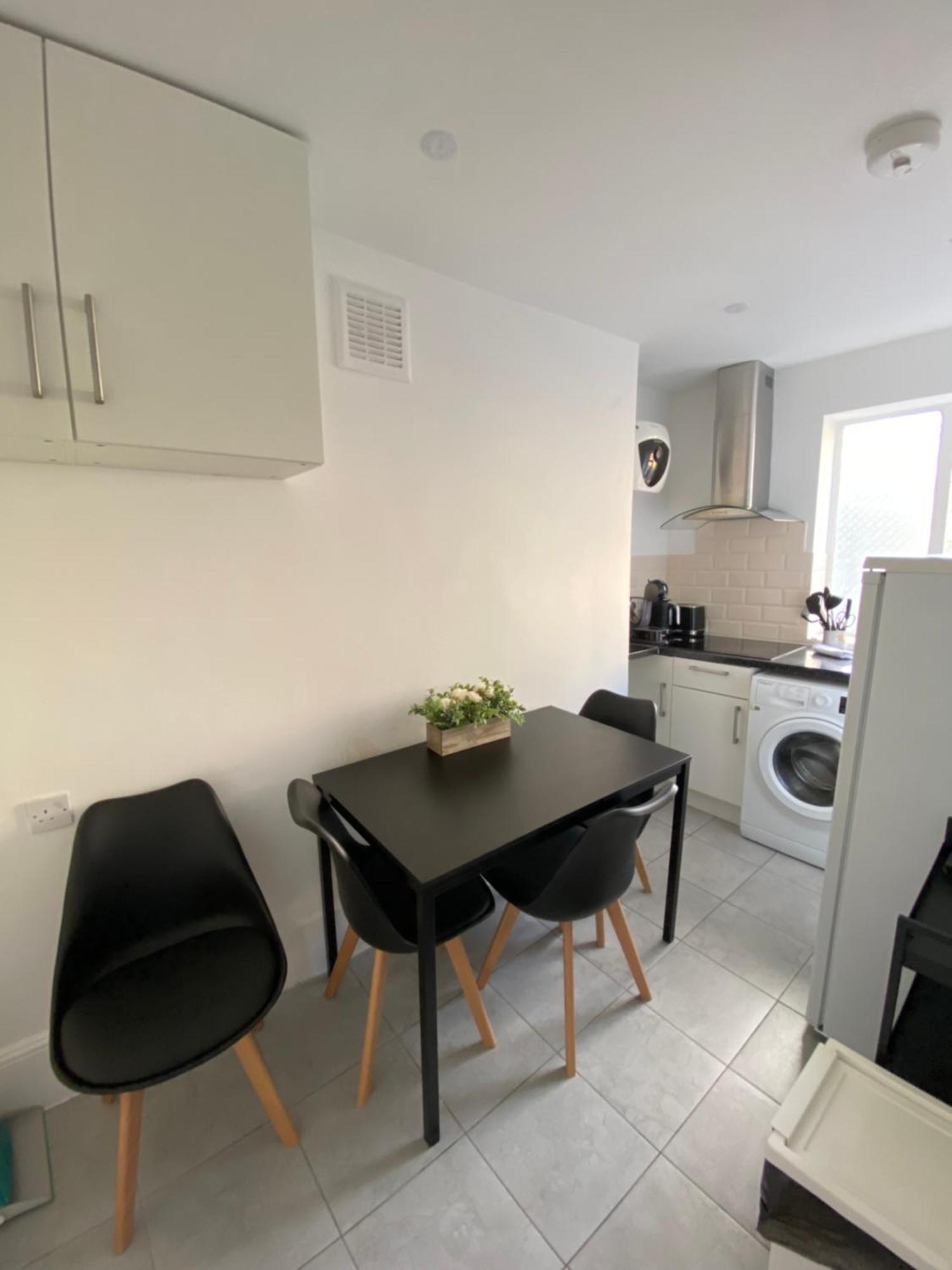 Fully Equipped 2 Bed Flat On Old Compton St! Apartment Лондон Екстериор снимка